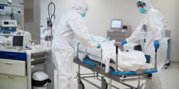 Czwarta fala COVID-19 przybiera na sile. Coraz poważniejsza sytuacja w szpitalach