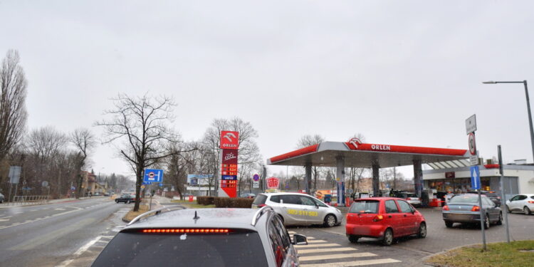 Orlen: samochody osobowe na stacjach mogą zatankować 50 l paliwa, ciężarowe – 500 l