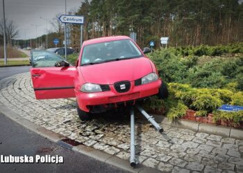 Pijany kierowca przeleciał przez rondo w Nowej Soli