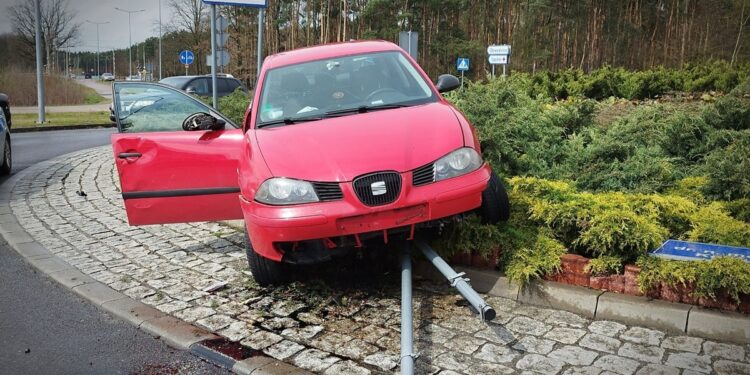 Pijany kierowca przeleciał przez rondo w Nowej Soli