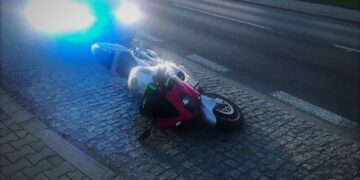 Policja po pościgu zatrzymała motocyklistę; zebrał 205 pkt karnych, zapłaci ponad 27 tys. zł