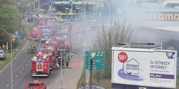 Zielona Góra/ Strażacy opanowali pożar w markecie Castorama