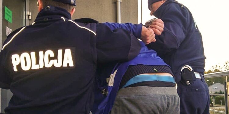 24-latek ugodził nożem przechodnia, trafił do aresztu